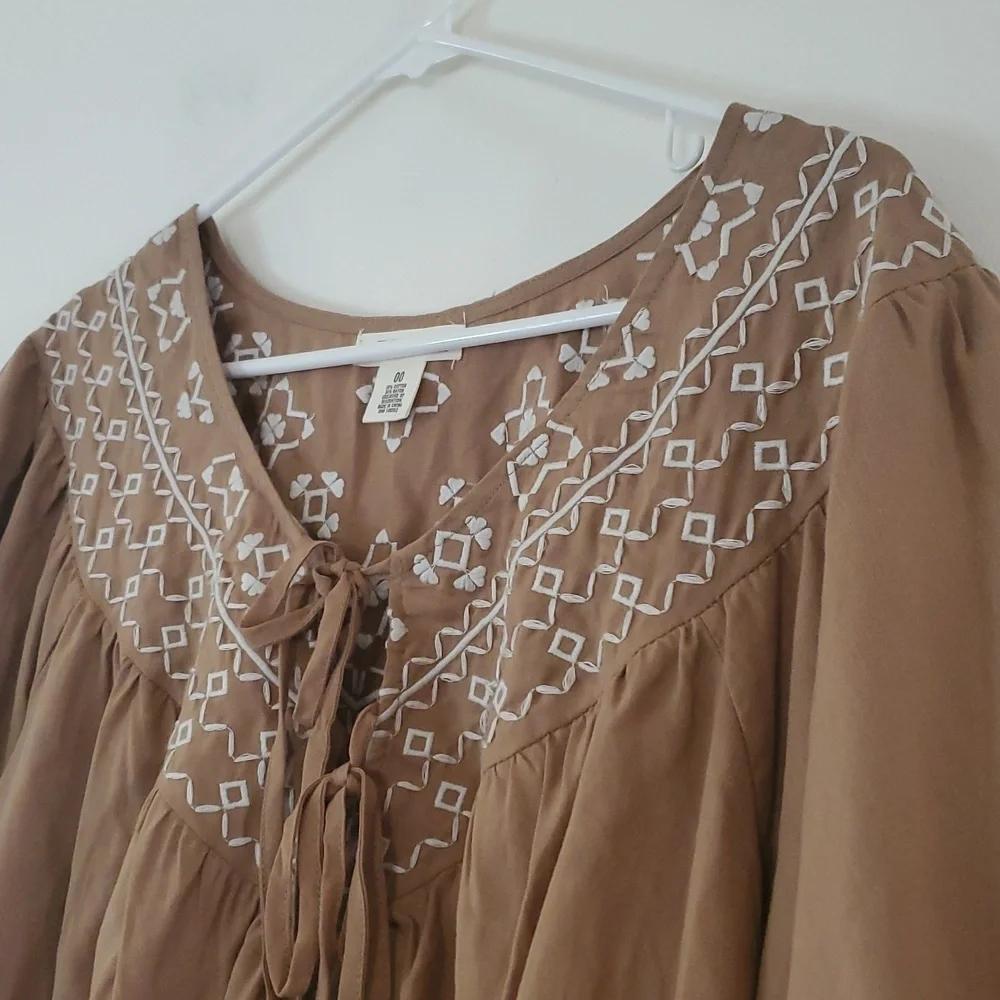 FESTI Bubble Top Size 00 Medium 10 Taupe Embroidered Blouse Top Torrid Tie Chest - Picture 6 of 11